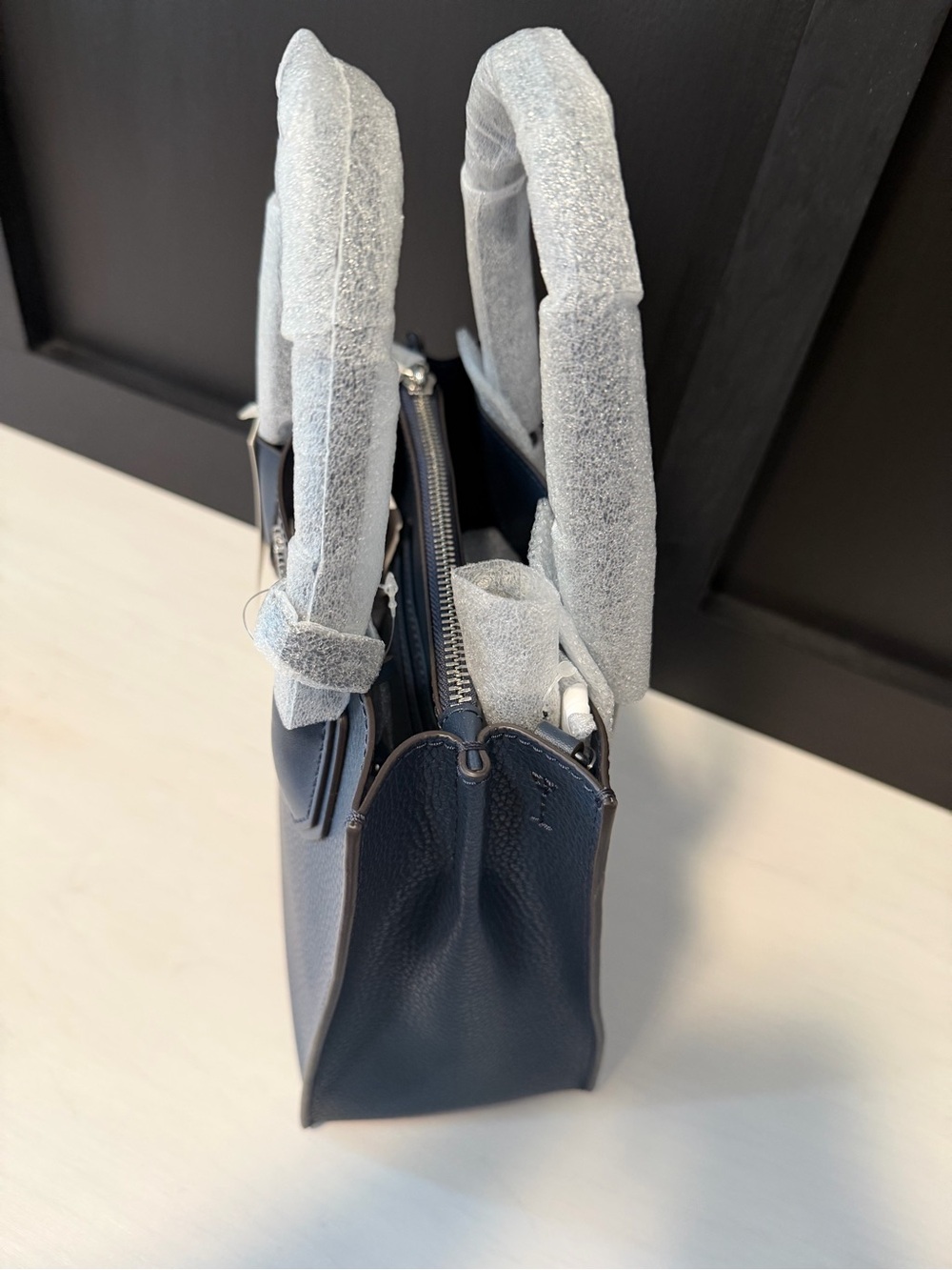 NWT Michael Kors Mercer Medium Pebbled Leather Navy Crossbody - Picture 4 of 4